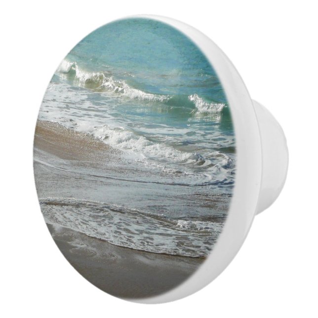 Wellen, die sich am türkisblauen Meer am Strand sa Keramikknauf (Rechts)