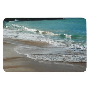 Wellen, die sich am türkisblauen Meer am Strand sa Magnet