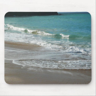 Wellen, die sich am türkisblauen Meer am Strand sa Mousepad