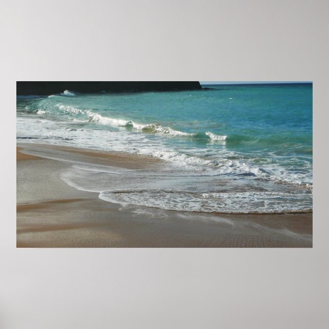 Wellen, die sich am türkisblauen Meer am Strand sa Poster (Vorne)