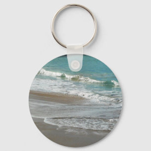 Wellen, die sich am türkisblauen Meer am Strand sa Schlüsselanhänger