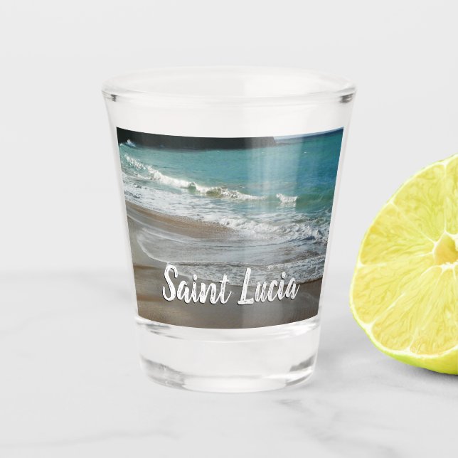 Wellen, die sich am türkisblauen Meer am Strand sa Schnapsglas (Vorderseite)