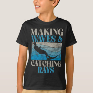 Wellen machen und Strahlen fangen Wasserski T-Shirt