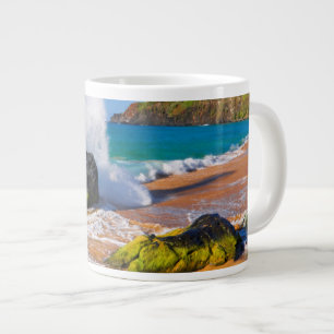 Wellen schlagen auf den Strand, Hawaii Jumbo-Tasse