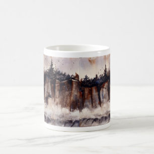 Wellen stürzen gegen hohe Felsvögel hoch oben Kaffeetasse
