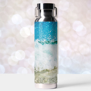 Wellen stürzen mit Sparkle gegen den Strand Trinkflasche