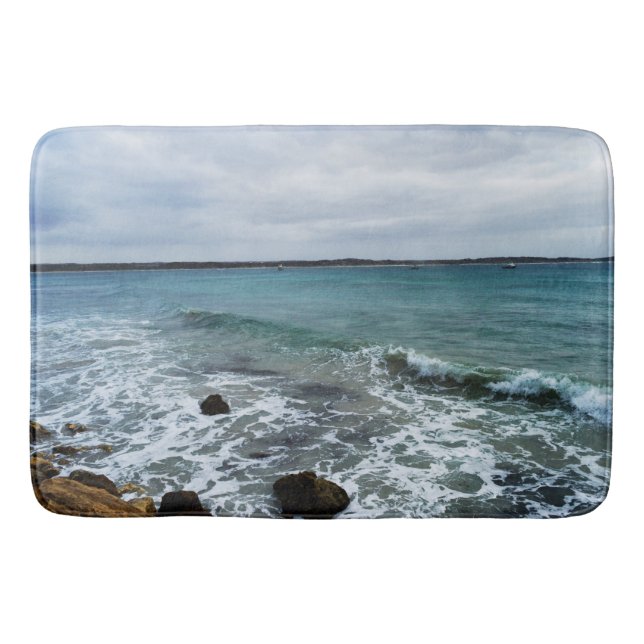Wellen und Fischerboote im Meer, Badematte (Vorderseite)