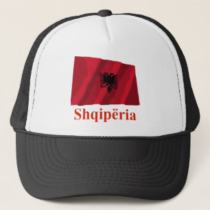 Wellenartig bewegende Flagge Albaniens mit Namen Truckerkappe