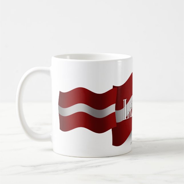 Wellenartig bewegende Flagge Lettlands Kaffeetasse (Links)