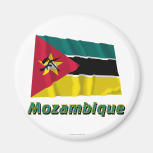 Wellenartig bewegende Flagge Mosambiks mit Namen Magnet
