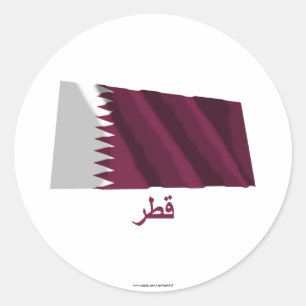 Wellenartig bewegende Flagge Qatars mit Namen auf Runder Aufkleber