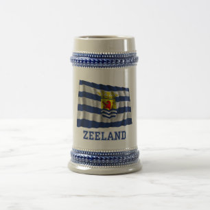 Wellenartig bewegende Flagge Zeelands mit Namen Bierglas