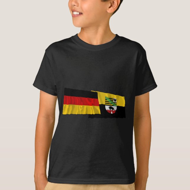 Wellenartig bewegende Flaggen Deutschlands u. T-Shirt (Vorderseite)