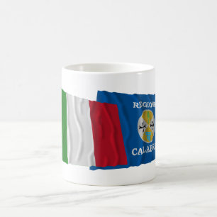 Wellenartig bewegende Flaggen Italiens und Kaffeetasse