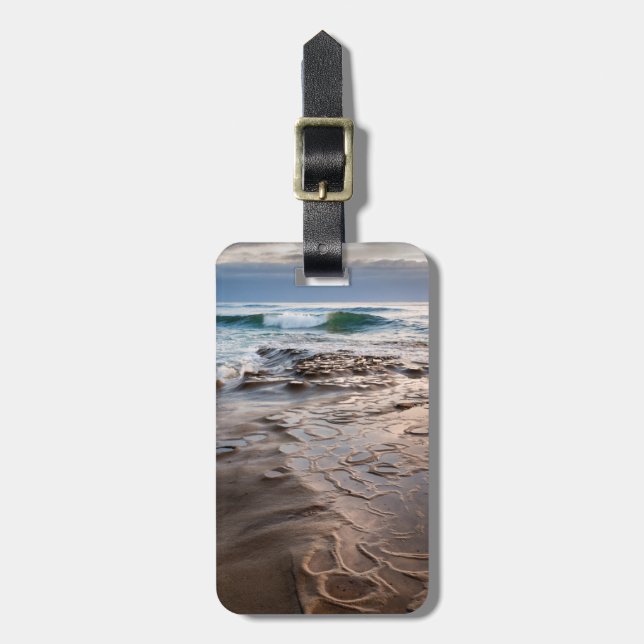 Wellenbrecher am Strand, Kalifornien Gepäckanhänger (Vorderseite vertikal)
