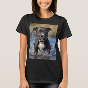 "Wellenjäger: Ein Staffy-Welpe spielt im Ozean" T-Shirt