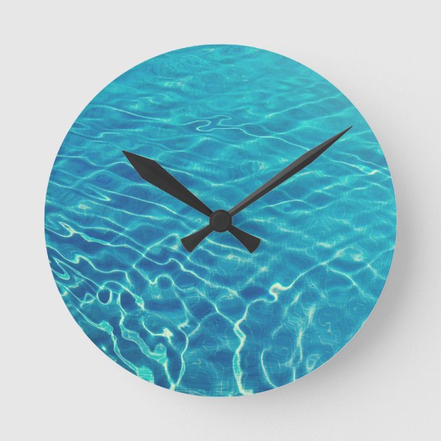 Wellenmuster auf kristallklarem Wasser Runde Wanduhr (Vorderseite)