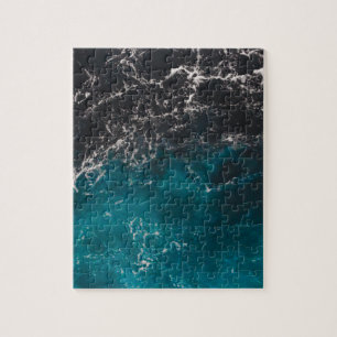 Welliges, schaumiges blau-schwarzes Ombre-Meerwass
