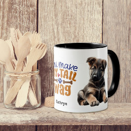 Welpe der deutschen Hirten, die meinen Schwanz wag Tasse
