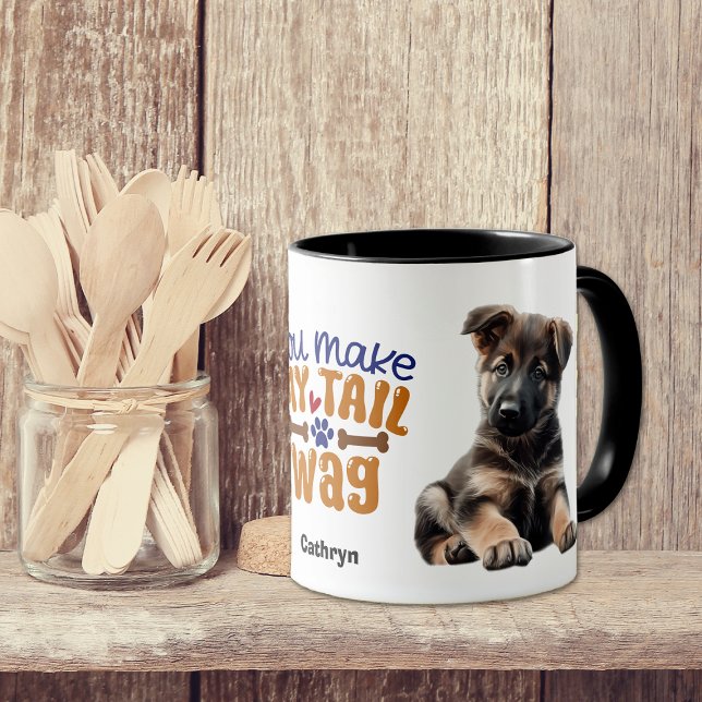 Welpe der deutschen Hirten, die meinen Schwanz wag Tasse (Von Creator hochgeladen)