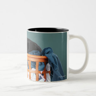 Welpe, der im Wäschekorb liegt Zweifarbige Tasse