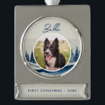 Welpe First Christmas Winter Forest Dog Foto Banner-Ornament Silber<br><div class="desc">Welpe First Weihnachten Winter Wald Hund Foto Silberplattierte Banner Ornament. Winterschneewaldlandschaft und Schneeflocken. Benutzerdefiniertes Foto in einem runden Rahmen. Fügen Sie Ihrem Hund Foto,  Name und Jahr.</div>