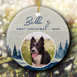 Welpe First Christmas Winter Forest Dog Foto Keramik Ornament<br><div class="desc">Welpe Erste Weihnachtswald Hunde Foto Keramik Ornament. Winterschneewaldlandschaft und Schneeflocken. Benutzerdefiniertes Foto in einem runden Rahmen. Fügen Sie Ihrem Hund Foto,  Name und Jahr.</div>