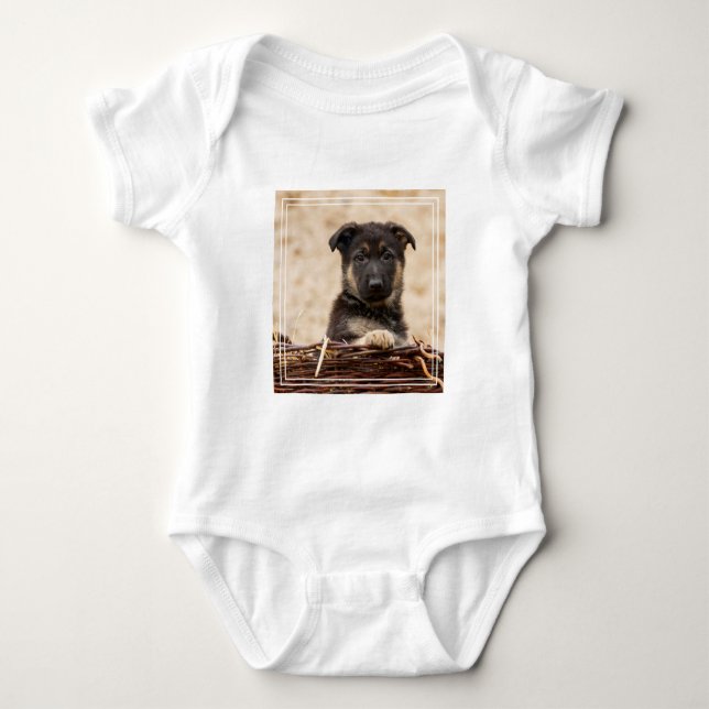 Welpe in Basket Baby Strampler (Vorderseite)