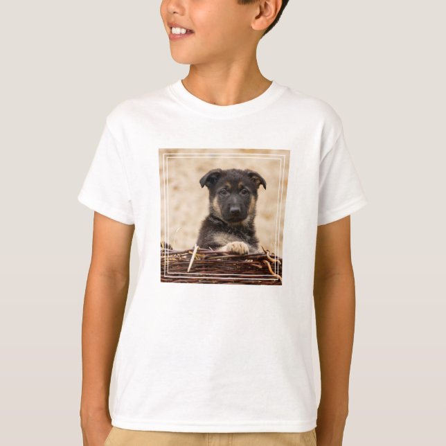 Welpe in Basket T-Shirt (Vorderseite)