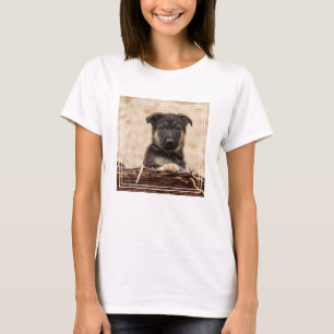 Welpe in Basket T-Shirt