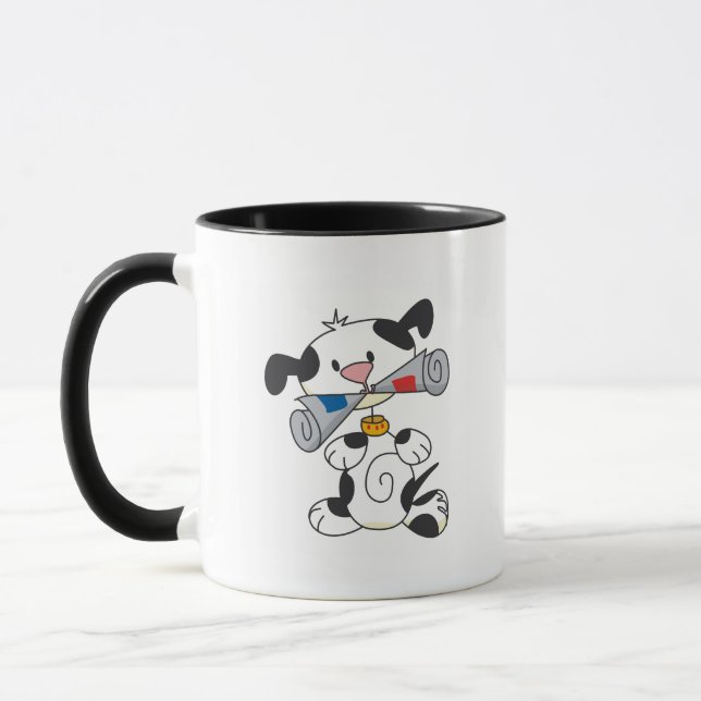 Welpe mit Zeitungsgeschenken und T - Shirt Tasse (Links)