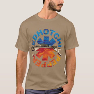 Welpe spielt mit Bällen auf dem Boden rot heiß chi T-Shirt