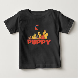 Welpe spielt T-Shirts und Geschenke