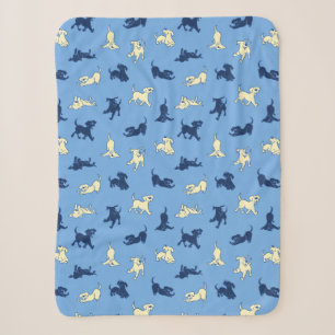 Welpen aus Gelb und Schwarz auf blauem Hintergrund Sherpadecke