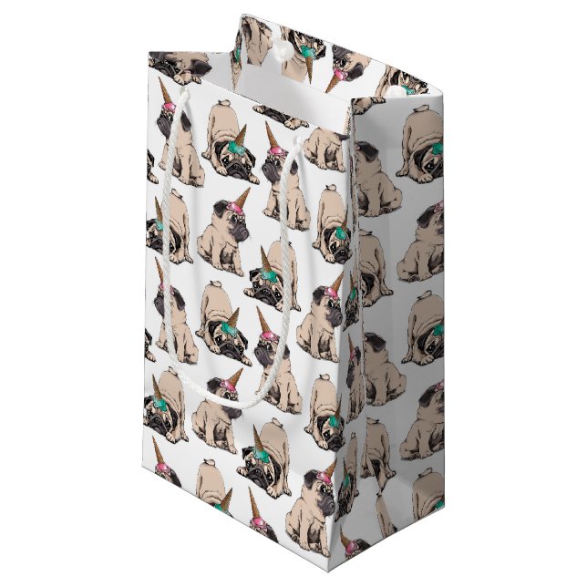 Welpen-Möpse| strebendes Unicorn-Muster Kleine Geschenktüte (Vorderseite Schrägansicht)