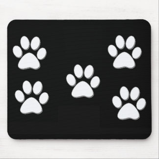 Welpen-Tatze druckt Weiß auf Schwarzem Mousepad