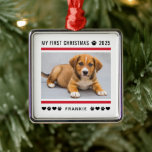 Welppy First Christmas Red Custom Foto Ornament Aus Metall<br><div class="desc">Ein personalisierter Urlaubsstil zum Gedenken an die erste Weihnachtszeit des Welpen mit Ihrer Familie! Das moderne Design zeichnet sich durch ein niedliches, horizontales Foto Ihres Hundes aus, mit der Formulierung "Mein erstes Weihnachten" in modernen schwarzen Schriftzeichen und mit roten Streifen, Pfotendrucken und Herz-Akzenten versehen. Personalisieren Sie den schwarzen Text mit...</div>