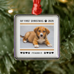 Welppy First Christmas Tan Custom Foto Ornament Aus Metall<br><div class="desc">Ein personalisierter Urlaubsstil zum Gedenken an die erste Weihnachtszeit des Welpen mit Ihrer Familie! Das moderne Design zeichnet sich durch ein niedliches, horizontales Foto Ihres Hundes aus, mit der Formulierung "Mein erstes Weihnachten" in modernen schwarzen Schriftzeichen und mit bräunlichen Streifen, Pfotendrucken und Herz-Akzenten versehen. Personalisieren Sie den schwarzen Text mit...</div>