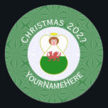 Welsh Angel Christmas Flag Personalisiert Runder Aufkleber<br><div class="desc">Rundaufkleber für die Weihnachtsdekoration mit einem Engel in der Flagge von Wales. Der walisische Weihnachtsengel befindet sich in einem weißen Kreis von quadratischen Plätzen mit einem Hintergrund von grünen quadratischen Plätzen. Fügen Sie, wenn Sie möchten, Ihren eigenen Text hinzu. Personalisieren mit einem Namen und anpassen mit dem Jahr. Spaß kleine...</div>