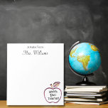 Welten Beste Lehrerin Red Apple, Lehrer Wertschätz Notizblock<br><div class="desc">'Ein Hinweis von [Lehrername]' und eine Kontur von rotem Apfel mit dem Text 'Weltbeste Lehrerin', die im Editor für den Tag der individuellen Lehrerbewertung eingetragen ist. Stellen Sie sich vor, Sie würden Ihren Lieblingslehrer mit diesen lustigen und farbenfrohen Noten überraschen oder Sie würden es sich selbst kaufen. Design hat anpassbaren...</div>