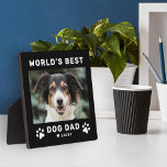Weltet ihr bestes Vater Black Square Custom Foto Fotoplatte<br><div class="desc">Dieses einfache und moderne quadratische Schild mit individuellem Foto-Schild mit dem Schild "The World's Best Dog Vater" mit dem Namen oder den Namen des Hundes (der Hunde) im modernen schwarzen Stil mit niedlichen Pfotendrucken, Herzinfarkt und Personalisierung des Hundes. Macht ein großes Vatertagsgeschenk aus Vaters Furbaby! Aufnahme und Farben können komplett...</div>