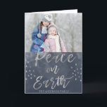 Weltfrieden Blau und Silber Foto Feiertagskarte<br><div class="desc">Weltfrieden Blue und Silver Watercolor Weihnachtsfotokarte. Das Bild und der Familienname können auf der indigo und silbernen Weltfrieden Watercolor Christmas Card ersetzt werden.</div>