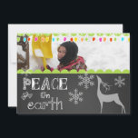 Weltfrieden Chalkboard Holiday Foto Card Feiertagskarte<br><div class="desc">Ein Chalkboard-Look Hintergrund mit coolem,  weißem Text,  der "Weltfrieden" auf der Vorderseite und "Joy to the World" auf der Rückseite mit Schneeflocken,  einer weißen Silhouette Hirsche und bunten Baumleuchten mit Bereichen,  die Sie mit Ihren Namen und Foto anpassen können! Diese lustige,  farbenfrohe Urlaubsfotokarte ist ein Muss!</div>