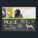 Weltfrieden Chalkboard Holiday Foto Card Feiertagskarte<br><div class="desc">Ein Chalkboard-Look Hintergrund mit coolem,  weißem Text,  der "Weltfrieden" auf der Vorderseite und "Joy to the World" auf der Rückseite mit Schneeflocken,  einer weißen Silhouette Hirsche und bunten Baumleuchten mit Bereichen,  die Sie mit Ihren Namen und Foto anpassen können! Diese lustige,  farbenfrohe Urlaubsfotokarte ist ein Muss!</div>
