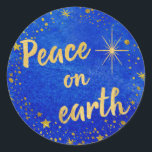 Weltfrieden Christmas Blue und Gold Runder Aufkleber<br><div class="desc">Wünschen Sie Ihren Freunden und Ihrer Familie Ruhe und Freude an der Weihnachtszeit mit diesem blau-goldfarbenen Weihnachtsaufkleber. Es grenzt an goldene Sterne und den Weihnachtsstern. Bitte Karo die anderen Artikel aus meiner "Weltfrieden" Kollektion heraus,  einschließlich Weihnachtskarten,  Umschläge,  andere Aufkleber,  Porto-Briefmarke und Rücksendeadressen-Aufkleber. Design von TK Goforth ©. #holidayz</div>
