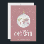 Weltfrieden Globe Ornament Mauve Feiertagskarte<br><div class="desc">Weltfrieden Aquarell Welt Ornament,  staubige Rose mauve Farbe Ferienkarte. Karteneigenschaften,  schneeabnehmende Akzente,  Aquarellverzierungen und festliche Schrift. Template enthält Textzeilen für Ihren Familiennamen auf der Vorderseite mit Zeilen für Ihre Nachricht,  Namen und Jahr auf der Rückseite.</div>