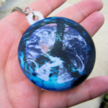 Weltfrieden mit blauem Marmor Freistehende Fotoskulptur<br><div class="desc">Digitale Schaffung eines blau-grünen Friedenssymbols überlagert auf dem Planeten Erde. Das Foto wurde genommen,  nachdem ich dieses Produkt auf der Schlüsselanhänger-Option bestellt hatte. Es sind weitere Stile verfügbar.</div>