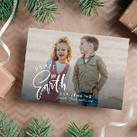 Weltfrieden | Weihnachts-Foto Postkarte<br><div class="desc">Versenden Sie Weihnachtsgrüße mit diesen modernen Weihnachtspostkarten aus dem Foto,  die Ihr Lieblingslandschaft oder Ihr horizontal orientiertes Foto mit einem weißen Typografie-Texteüberlagerungsstück mit Zitat "Weltfrieden" zeigen. Personalisieren Sie mit Ihren Namen und dem Jahr unten.</div>