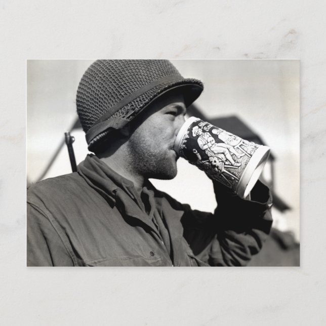 Weltkrieg Amerikanischer Soldat trinken Bier Postkarte (Vorderseite)