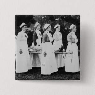 Weltkrieg-Krankenschwestern mit Bahre Button